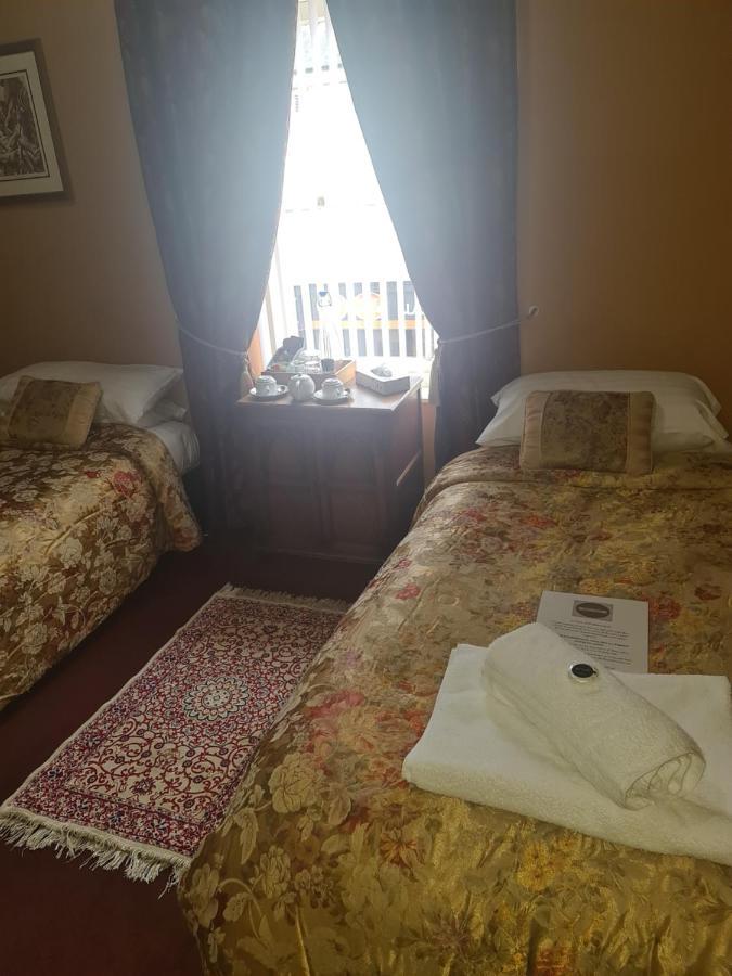 Отель The Red Lion Llangadog Экстерьер фото