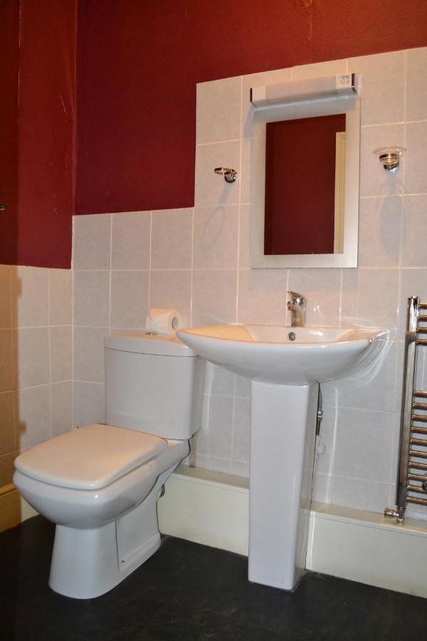 Отель The Red Lion Llangadog Экстерьер фото